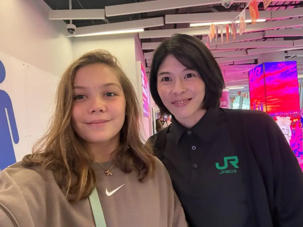 Melissa and a woman in a group photo