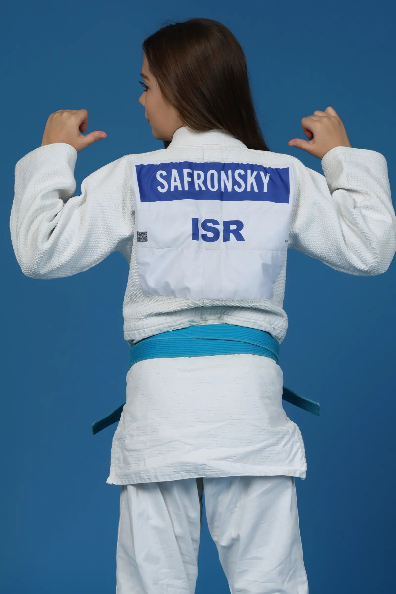 Melissa from behind in a judo suit, with SAFRONSKY ISR written on the back
